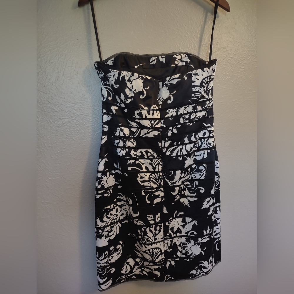 WHBM White House Black Market Black White Satin Floral Strapless Cocktail Dress - Picture 9 of 12